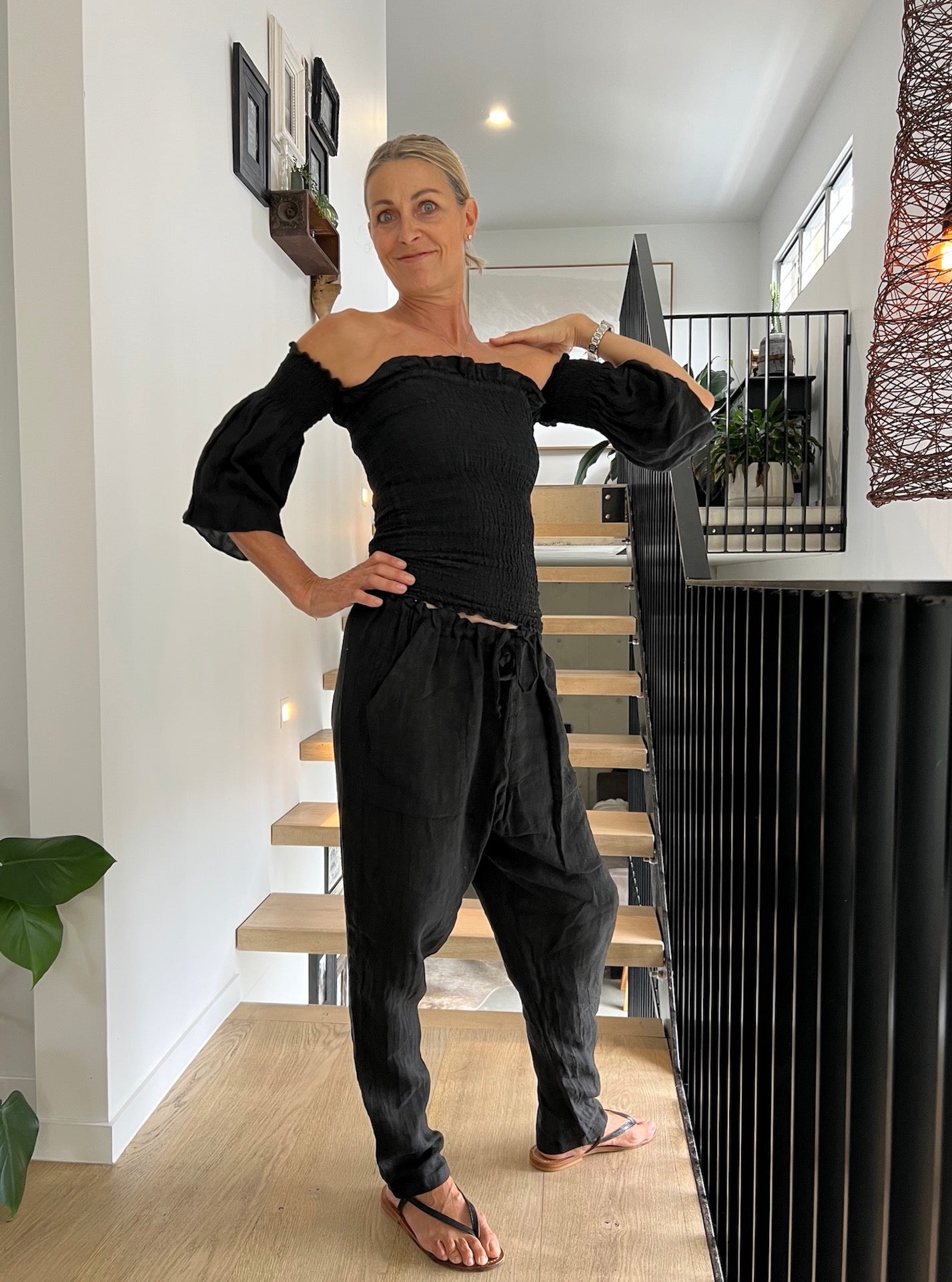 Woman Wearing La Bottega di Brunella Linen Pants Black - Pants LUXAMORE