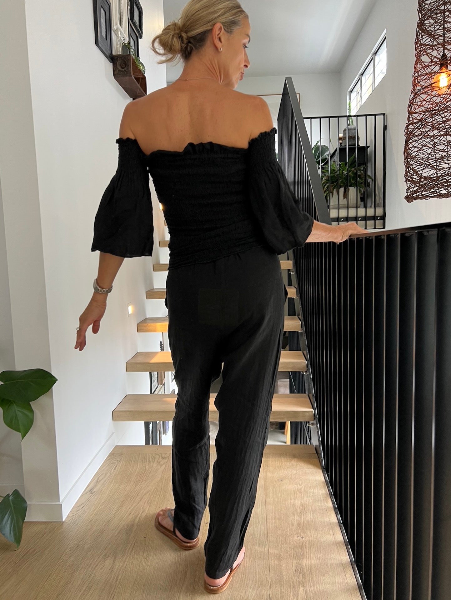Woman Wearing La Bottega di Brunella Linen Pants Black - Pants LUXAMORE