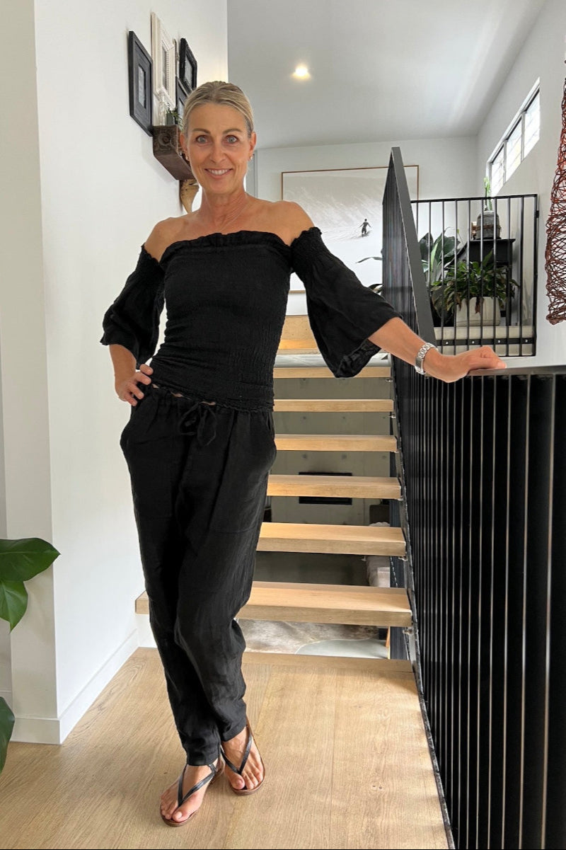 Woman Wearing La Bottega di Brunella Linen Pants Black - Pants LUXAMORE