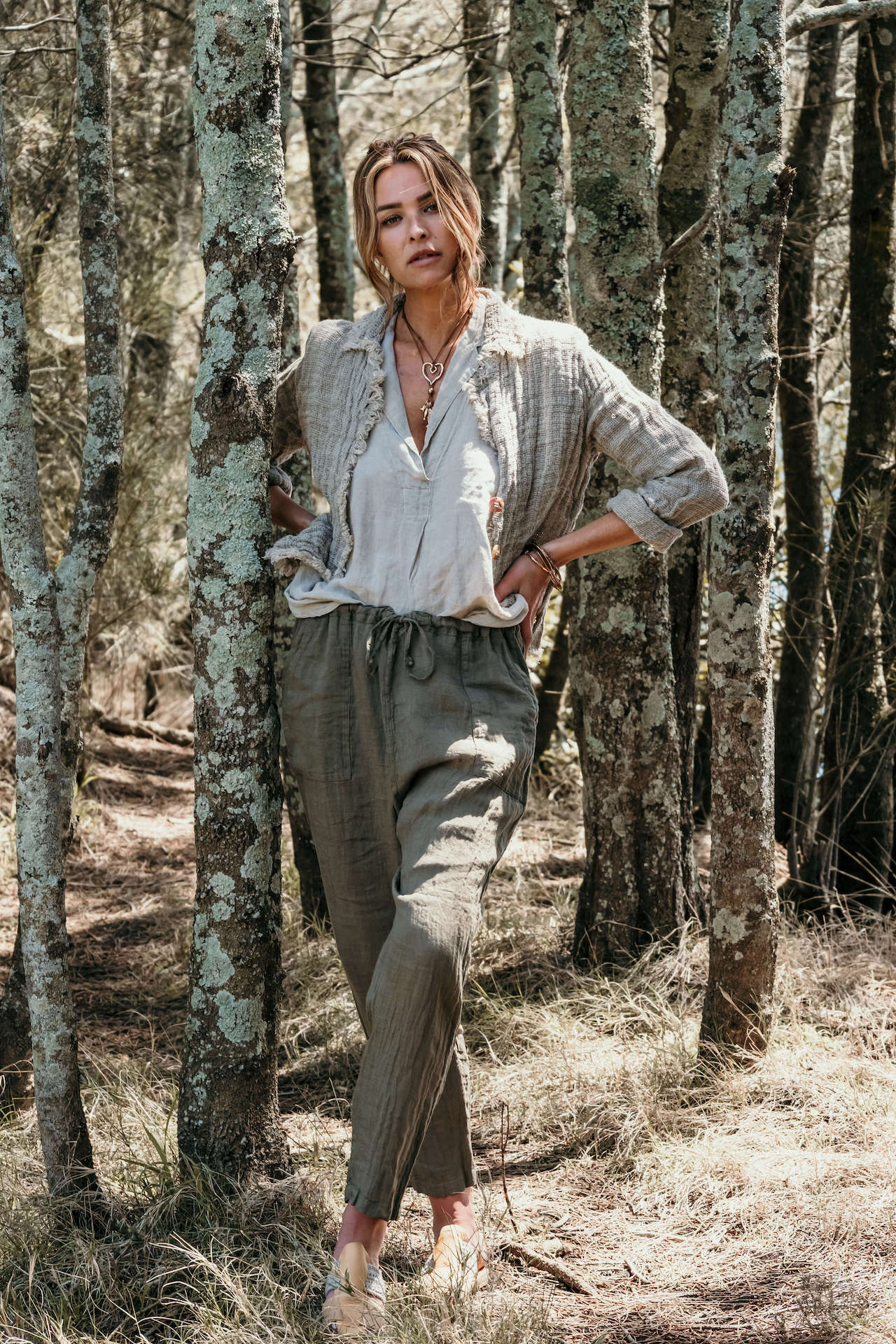 Woman Wearing La Bottega di Brunella Linen Pants - Fossil - Pants LUXAMORE
