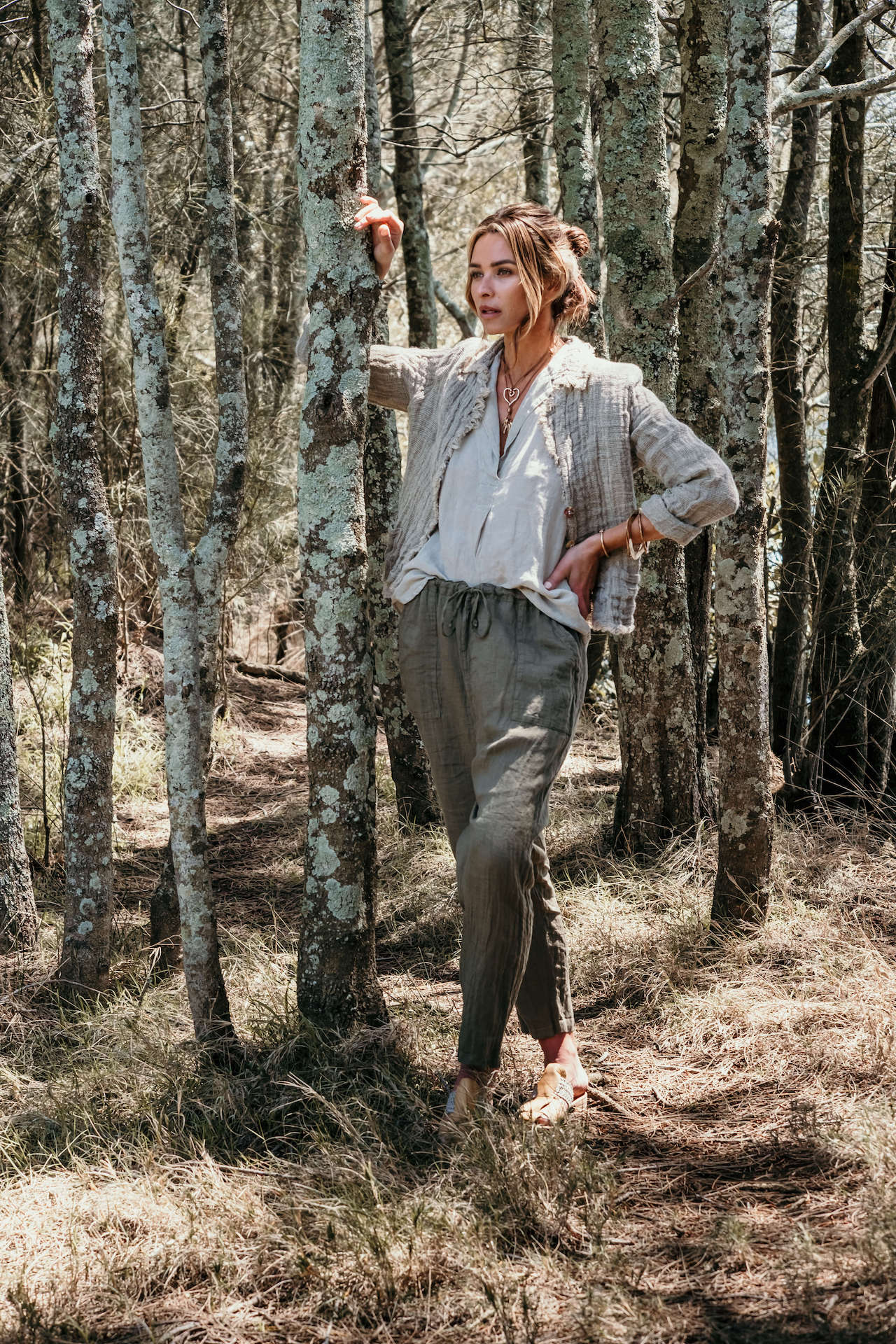 Woman Wearing La Bottega di Brunella Linen Pants - Fossil - Pants LUXAMORE