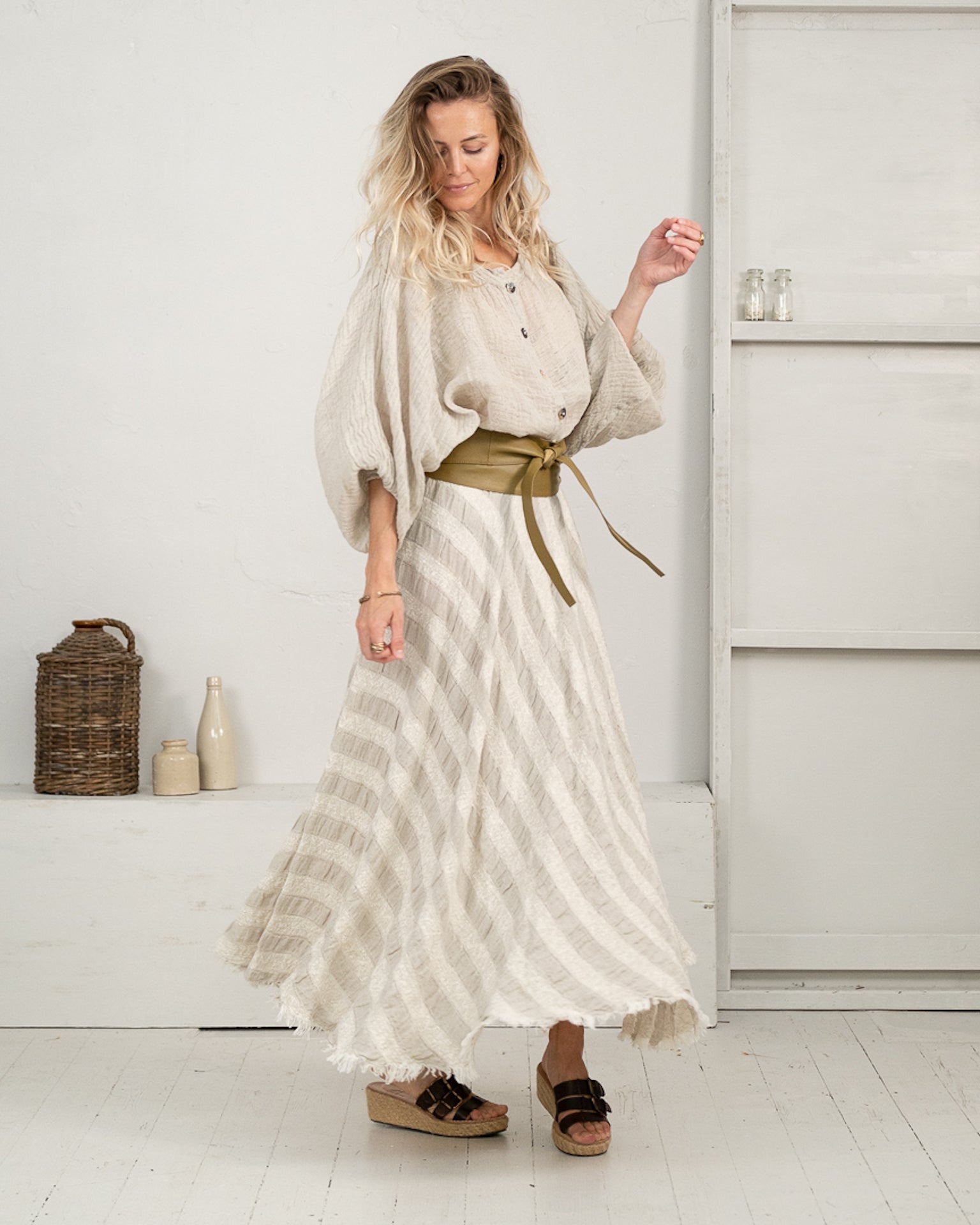 Woman Wearing La Bottega di Brunella Top Camicia Zolla - Garzata Natural - Tops LUXAMORE