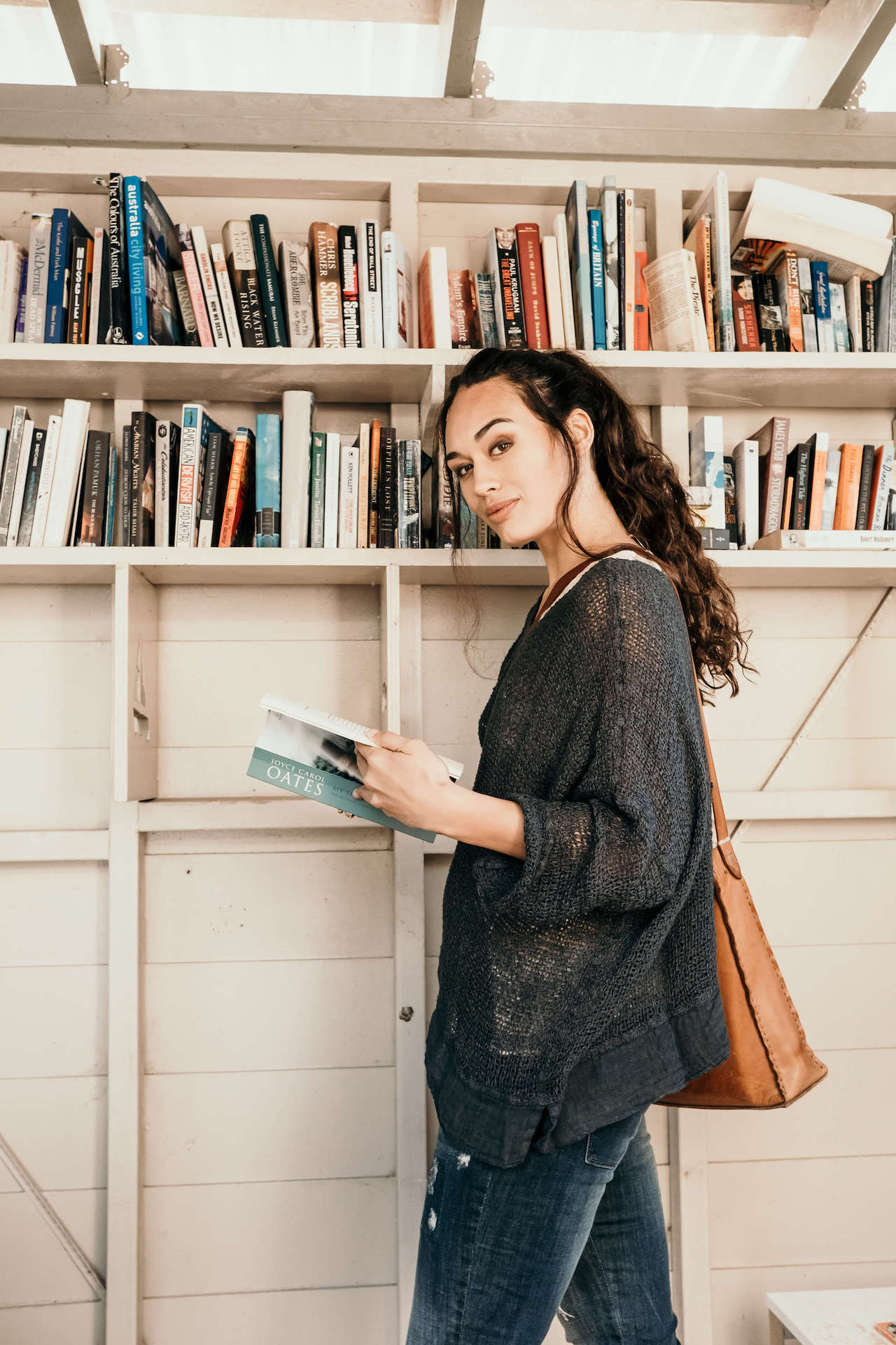 Woman Wearing La Bottega di Brunella Top Maglia Europa - Campagna Blu - Tops LUXAMORE