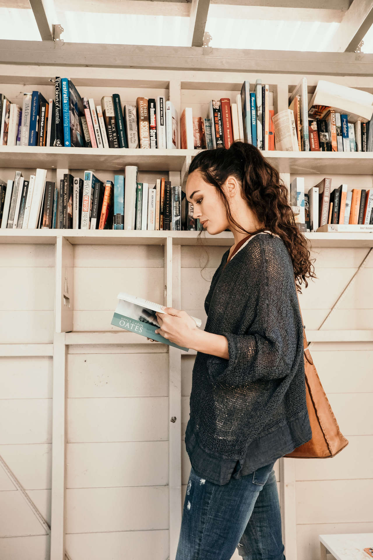 Woman Wearing La Bottega di Brunella Top Maglia Europa - Campagna Blu - Tops LUXAMORE