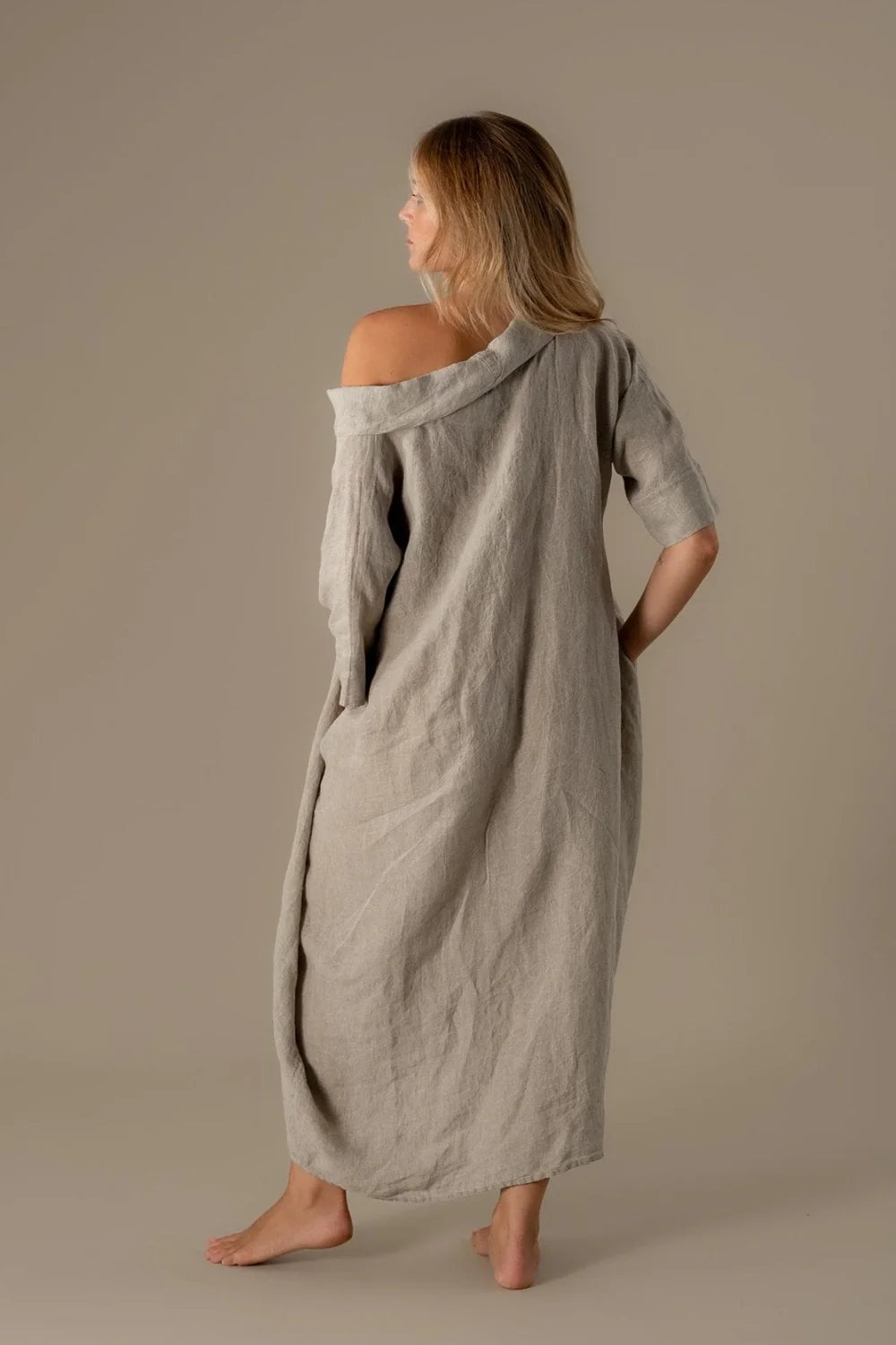 Woman Wearing La Bottega di Brunella VESTITO SULTANO - Pergamena linen dress LUXAMORE 