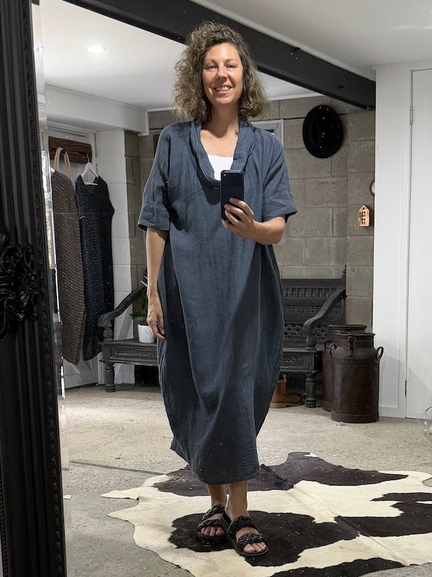 Woman taking selfie of La Bottega di Brunella VESTITO SULTANO - Pergamena linen dress LUXAMORE 