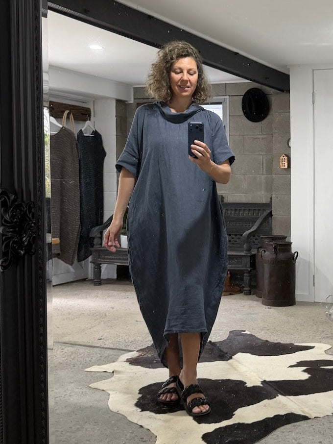 Woman taking selfie of La Bottega di Brunella VESTITO SULTANO - Pergamena linen dress LUXAMORE 