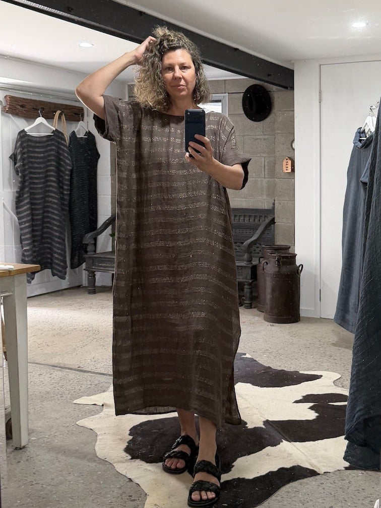 Woman Wearing La Bottega di Brunella VESTITO WOW - Riga Luxor linen dress LUXAMORE 