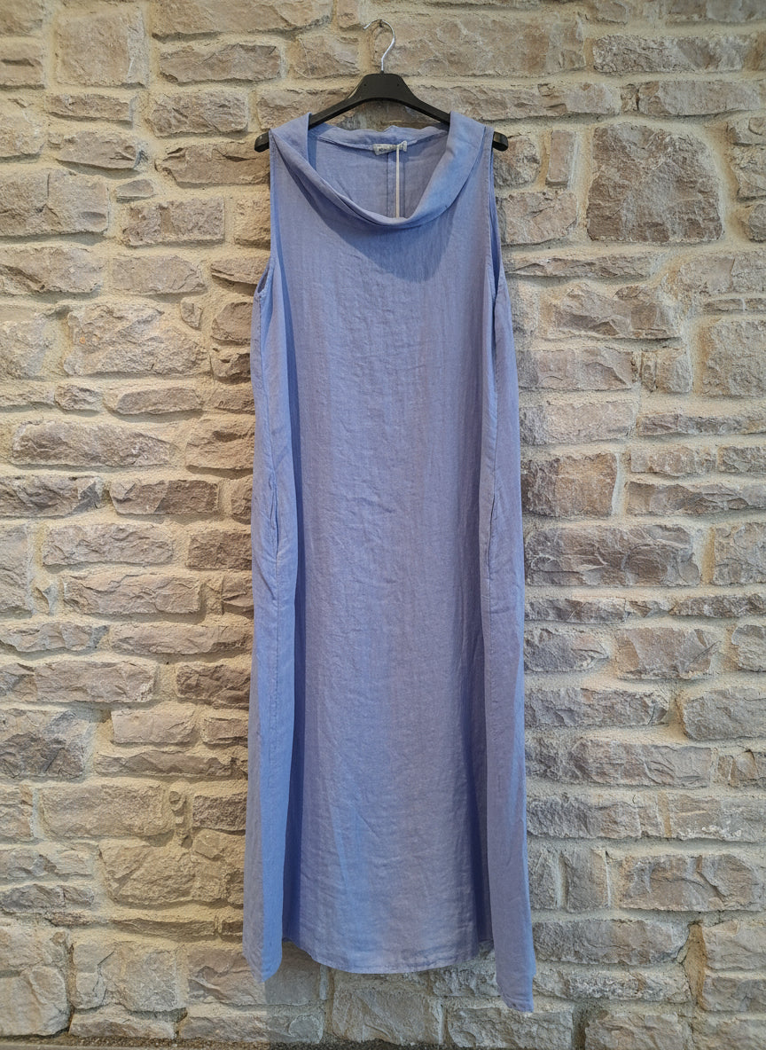 Woman Wearing Linen Dress Made in Italy: Sleeveless Boat Neck Maxi Blue - Dress LUXAMORE