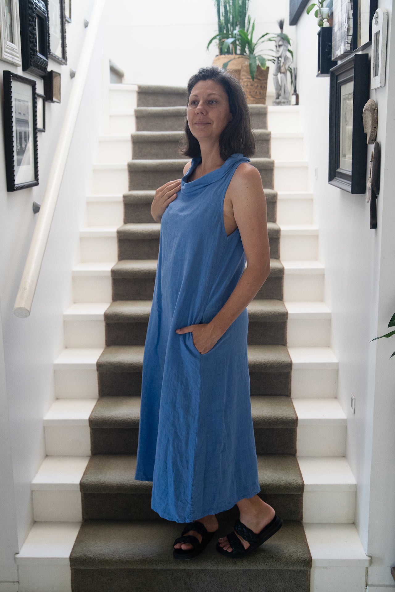 Woman Wearing Linen Dress Made in Italy: Sleeveless Boat Neck Maxi Blue - Dress LUXAMORE