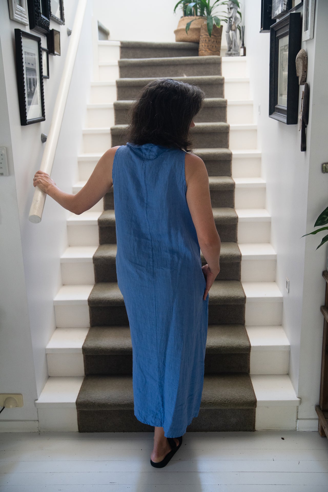 Woman Wearing Linen Dress Made in Italy: Sleeveless Boat Neck Maxi Blue - Dress LUXAMORE