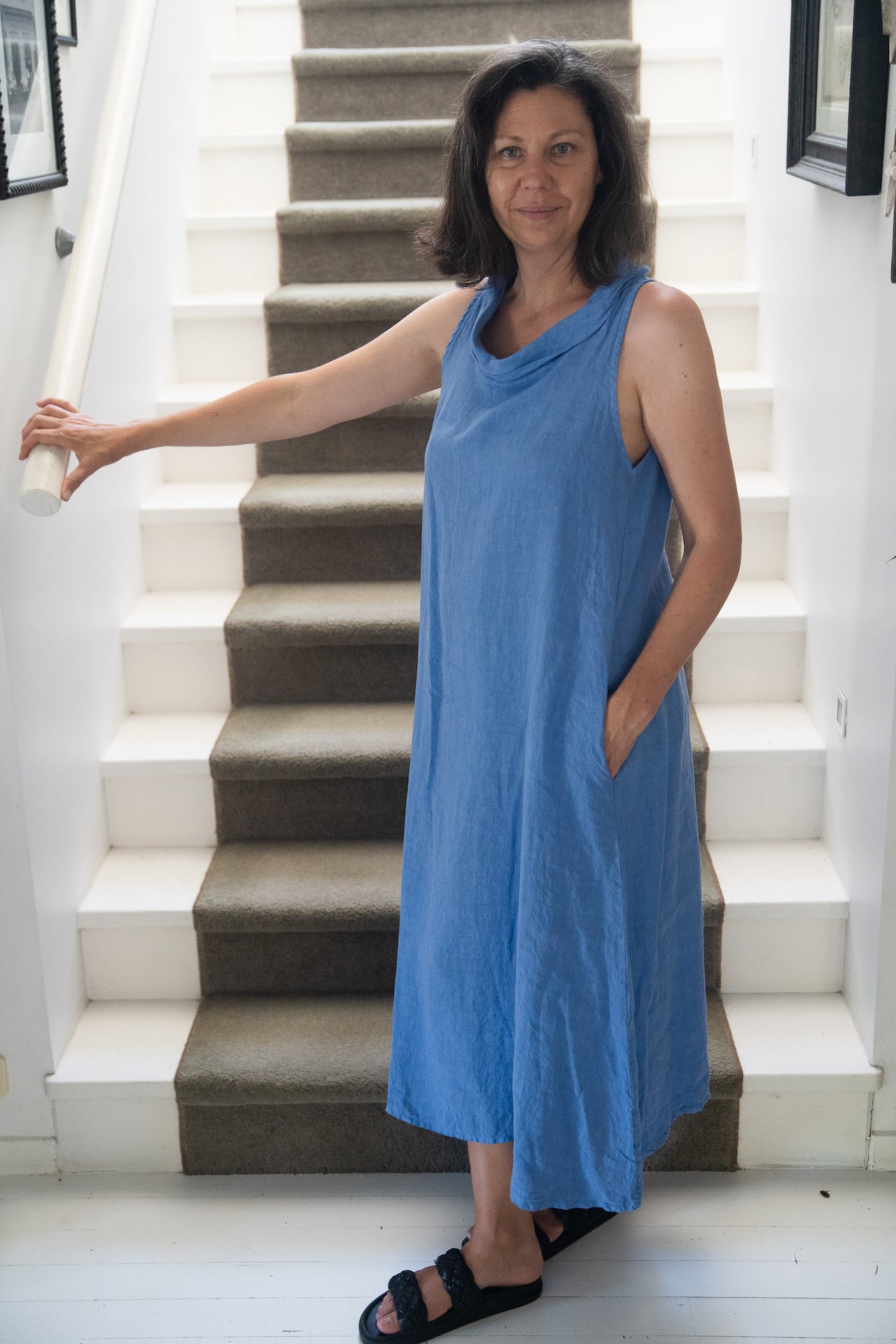 Woman Wearing Linen Dress Made in Italy: Sleeveless Boat Neck Maxi Blue - Dress LUXAMORE
