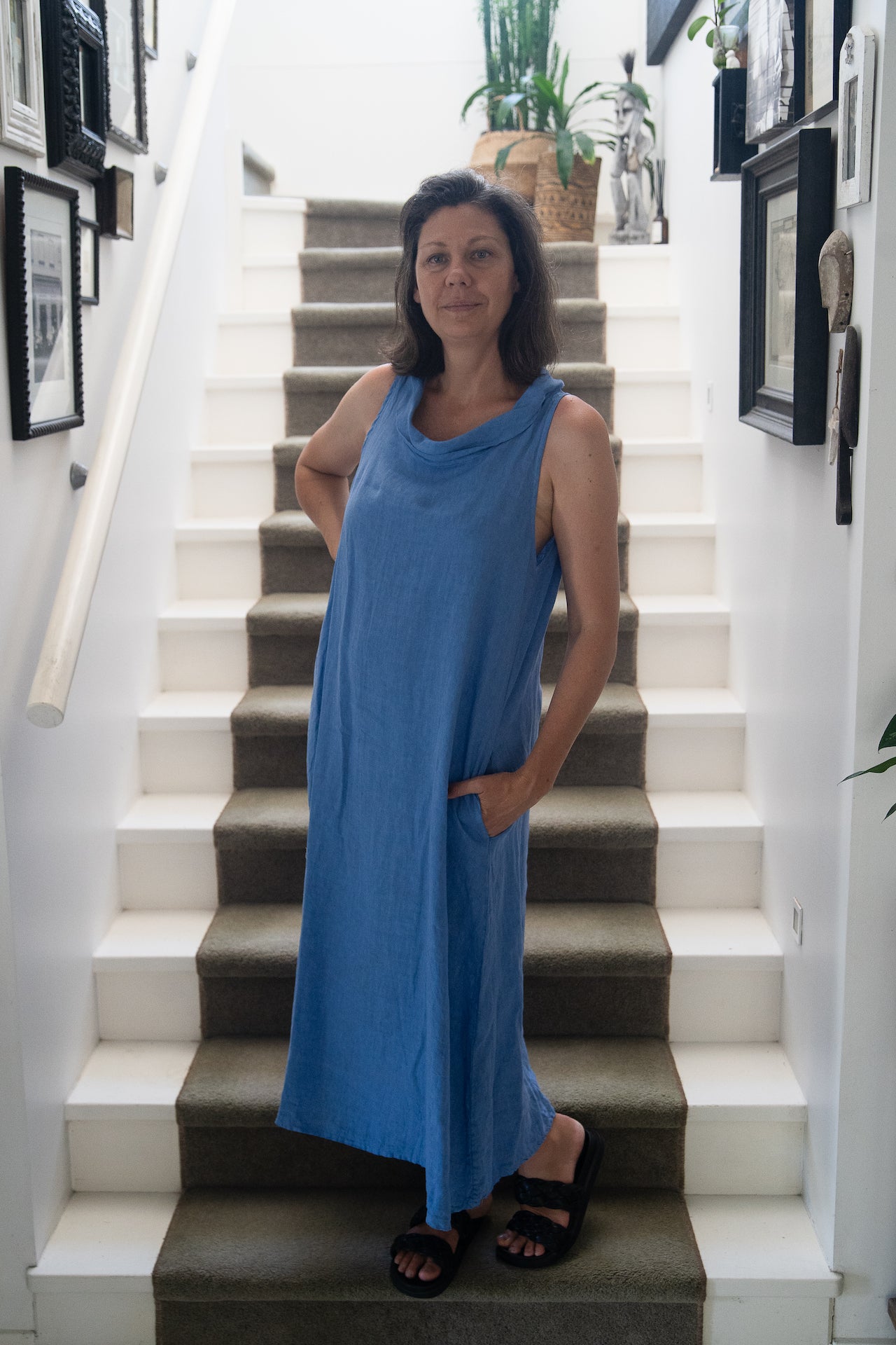 Woman Wearing Linen Dress Made in Italy: Sleeveless Boat Neck Maxi Blue - Dress LUXAMORE