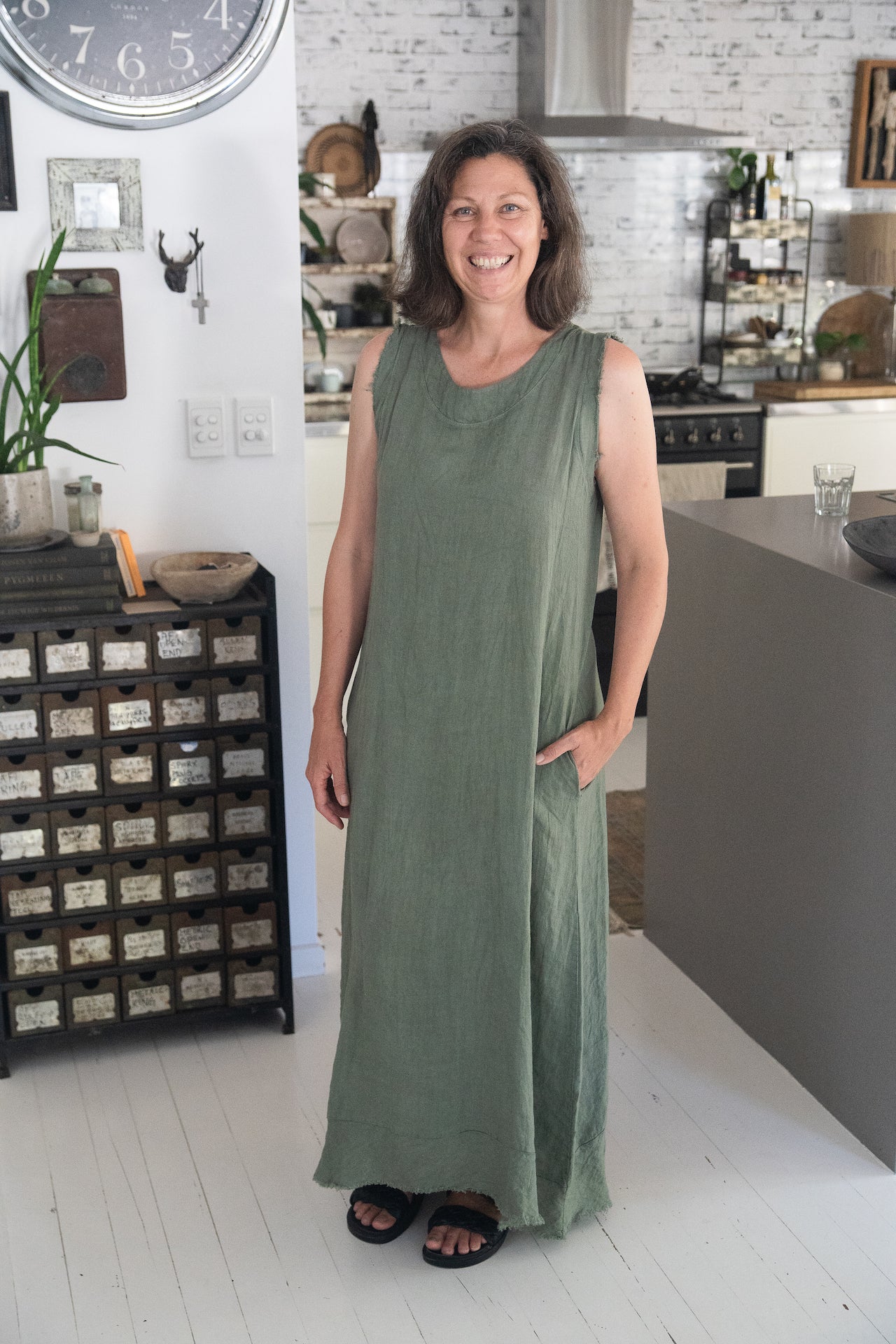 Woman Wearing Linen Dress Sleeveless Raw Edge, Maxi Made in Italy Khaki - Dress LUXAMORE