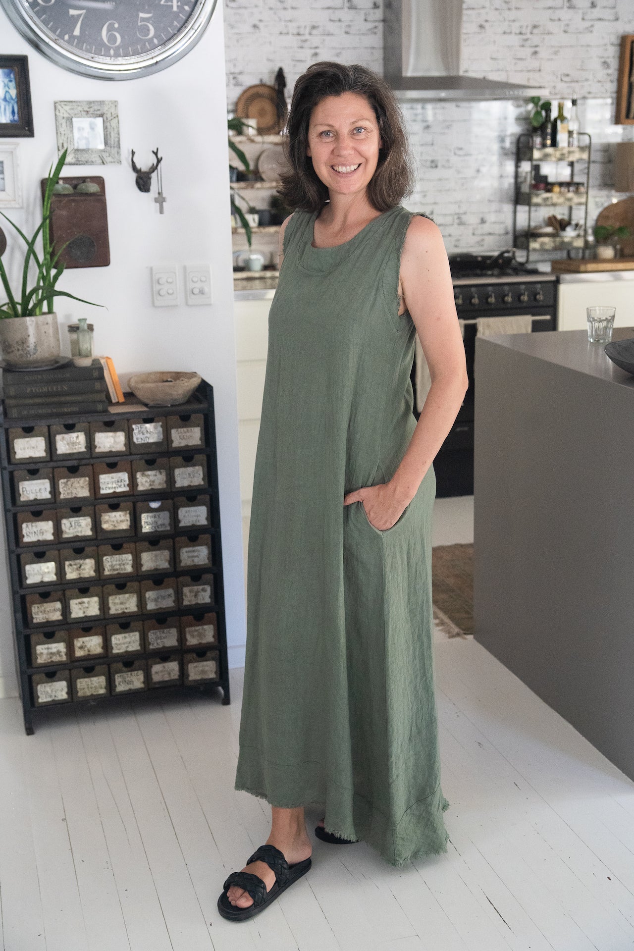 Woman Wearing Linen Dress Sleeveless Raw Edge, Maxi Made in Italy Khaki - Dress LUXAMORE