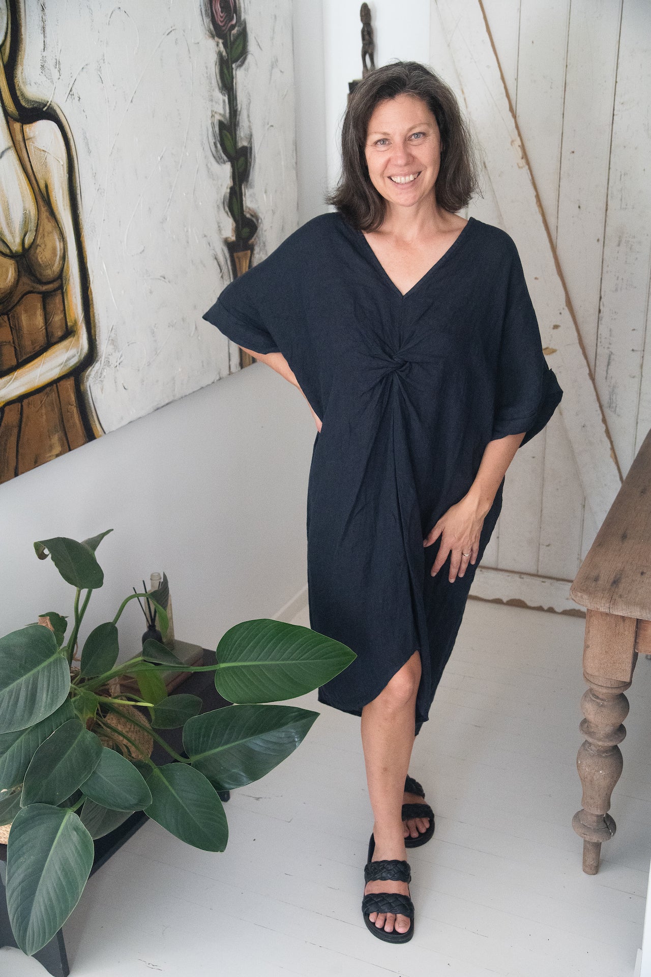 Woman Wearing Linen Dress V-neck Knot Front Midi Made in Italy Black - Dress LUXAMORE