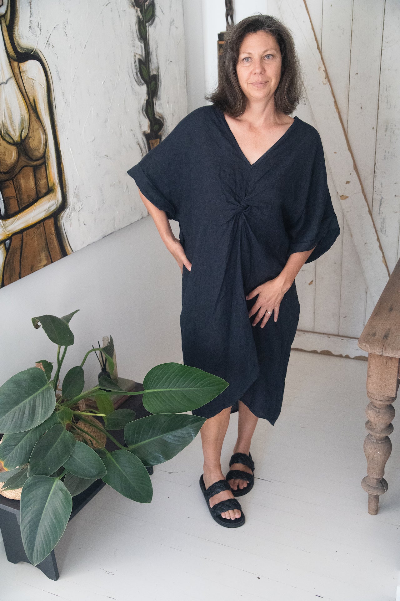 Woman Wearing Linen Dress V-neck Knot Front Midi Made in Italy Black - Dress LUXAMORE