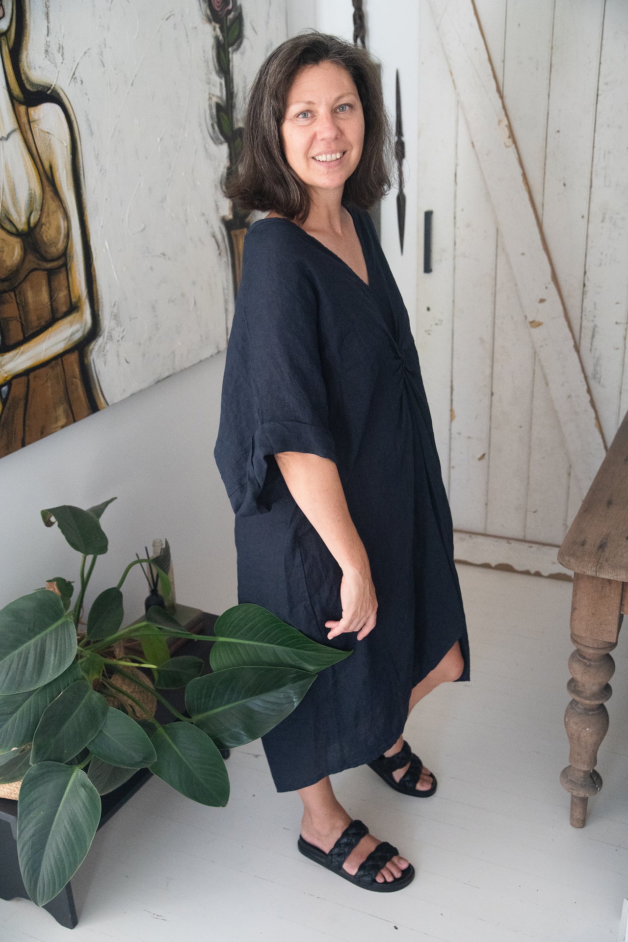 Woman Wearing Linen Dress V-neck Knot Front Midi Made in Italy Black - Dress LUXAMORE