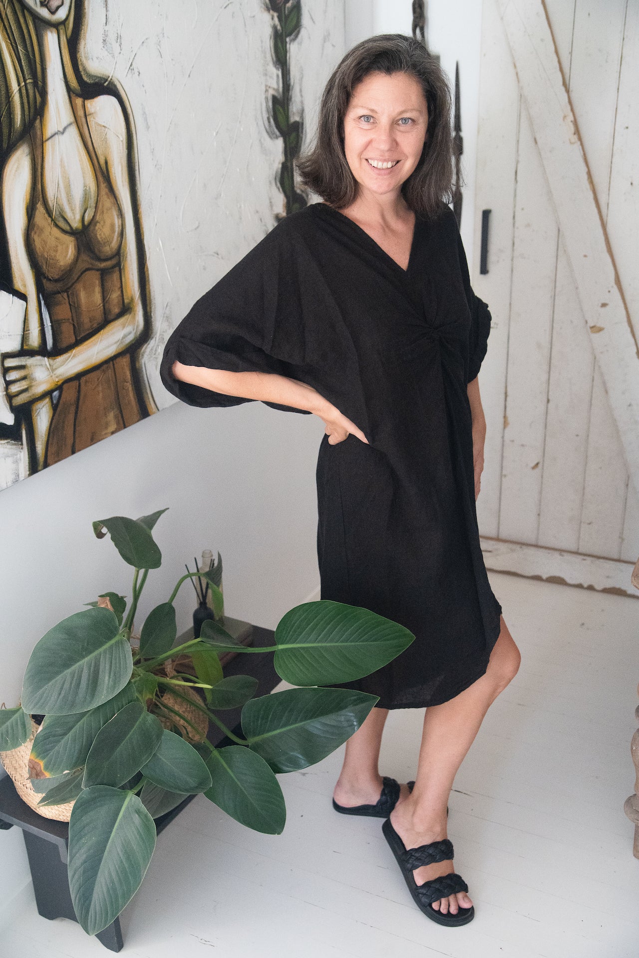 Woman Wearing Linen Dress V-neck Knot Front Midi Made in Italy Black - Dress LUXAMORE