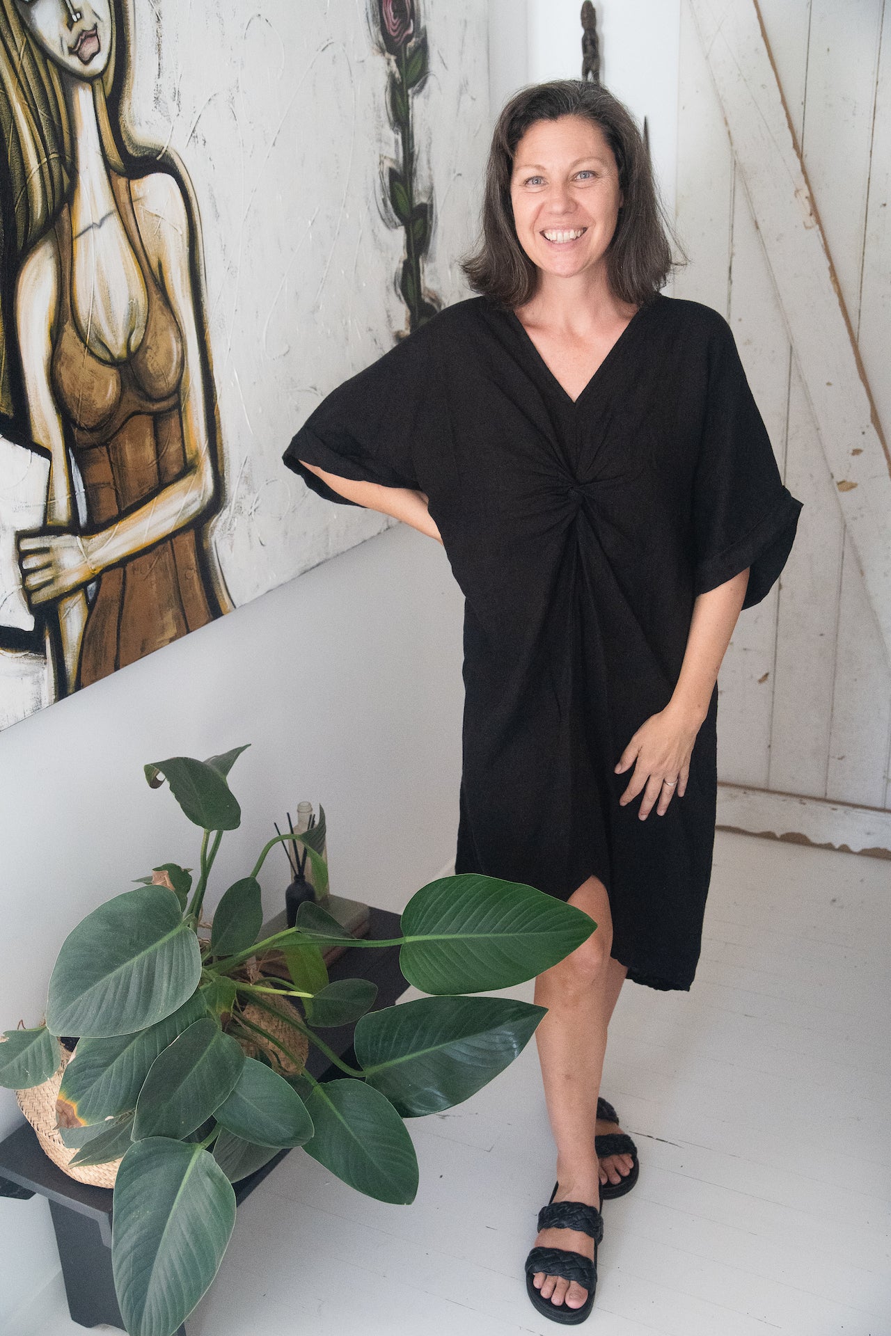 Woman Wearing Linen Dress V-neck Knot Front Midi Made in Italy Black - Dress LUXAMORE