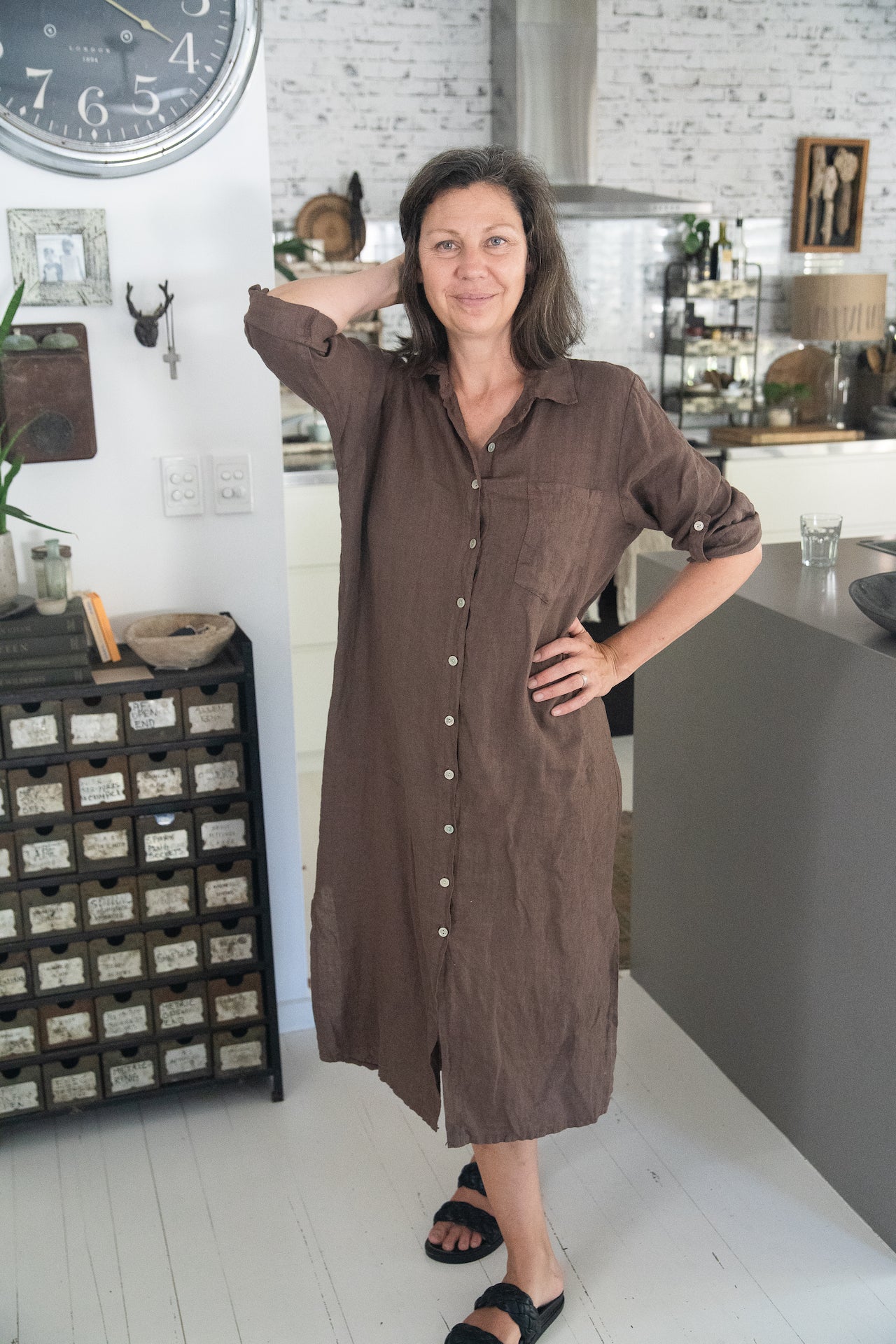 Woman Wearing Linen Shirtdress, Button-Up, Maxi Made in Italy Chocolate - Dress LUXAMORE