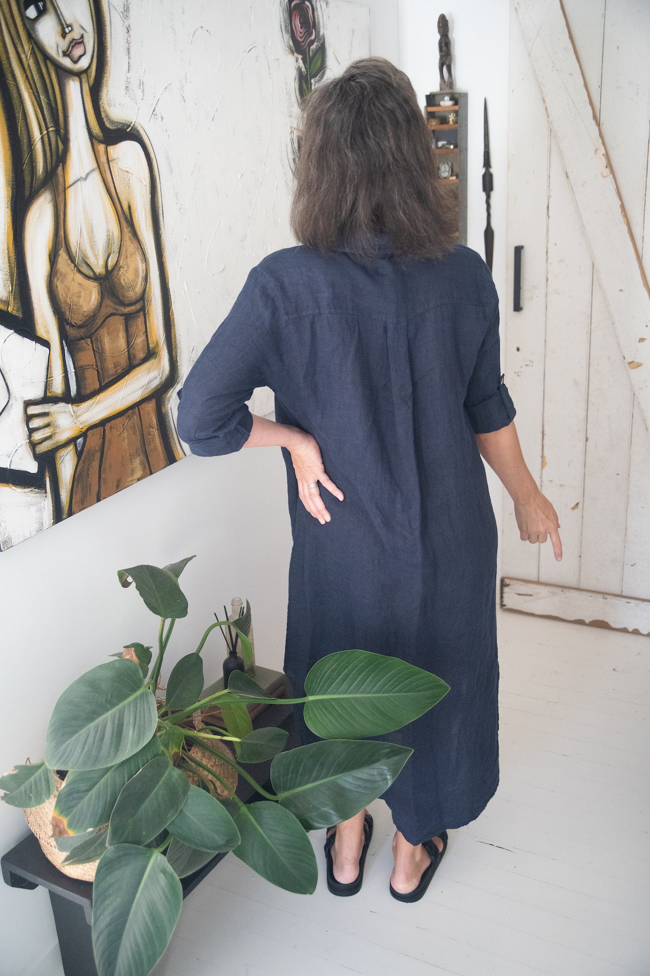 Woman Wearing Linen Shirtdress, Button-Up, Maxi Made in Italy Navy - Dress LUXAMORE