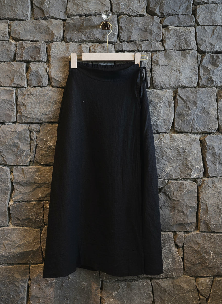 Woman Wearing Linen Wrap Skirt With Pockets Made in Italy Black - Skirt LUXAMORE