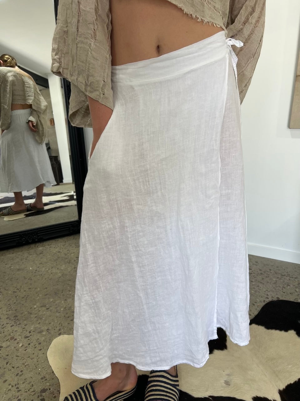 Woman Wearing Linen Wrap Skirt With Pockets Made in Italy Black - Skirt LUXAMORE