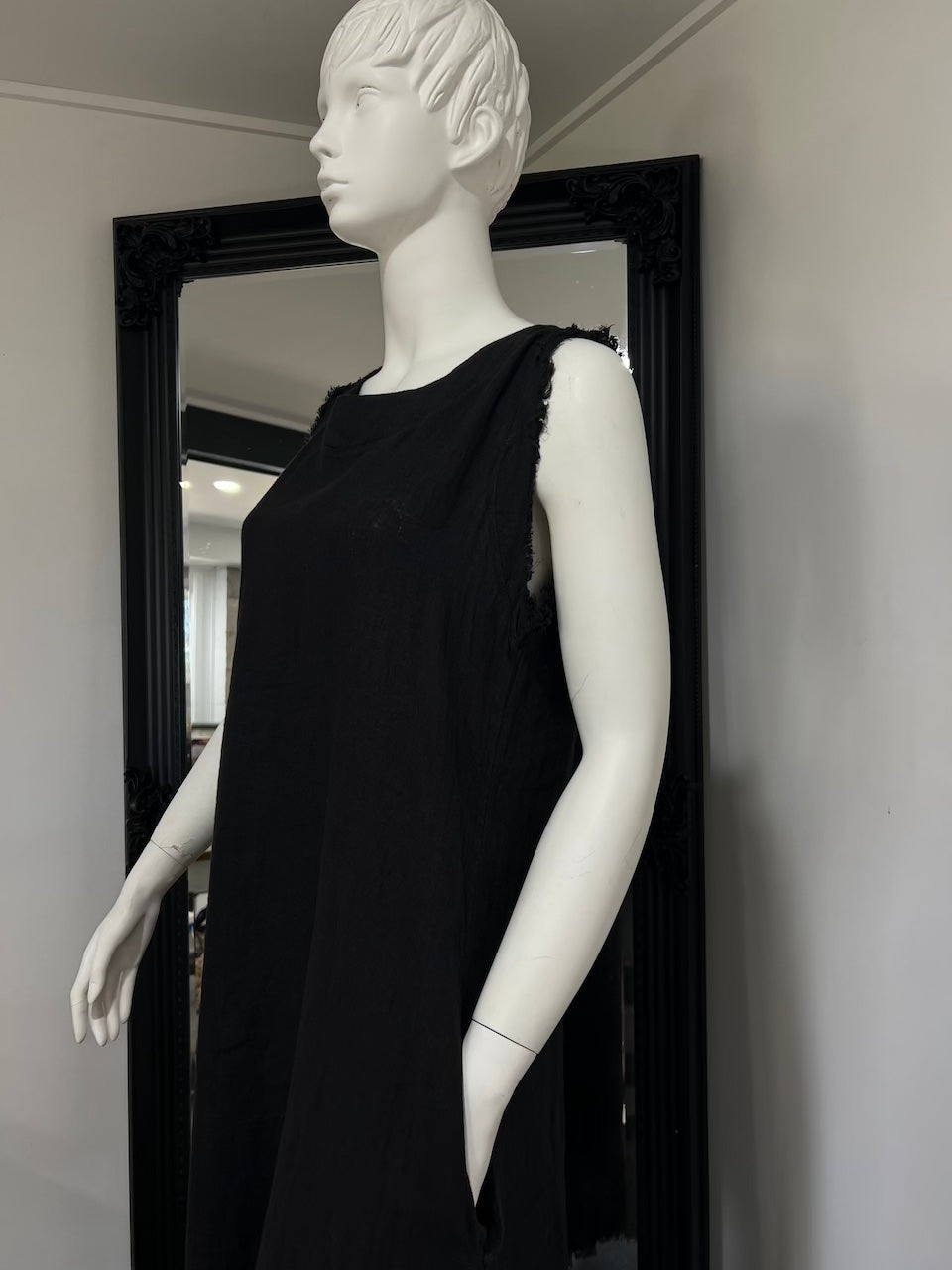 Woman Wearing Linen Dress Sleeveless Raw Edge, Maxi Made in Italy Black - Dress LUXAMORE