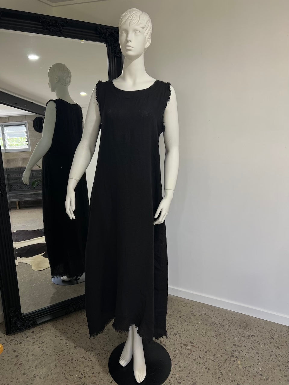 Woman Wearing Linen Dress Sleeveless Raw Edge, Maxi Made in Italy Black - Dress LUXAMORE
