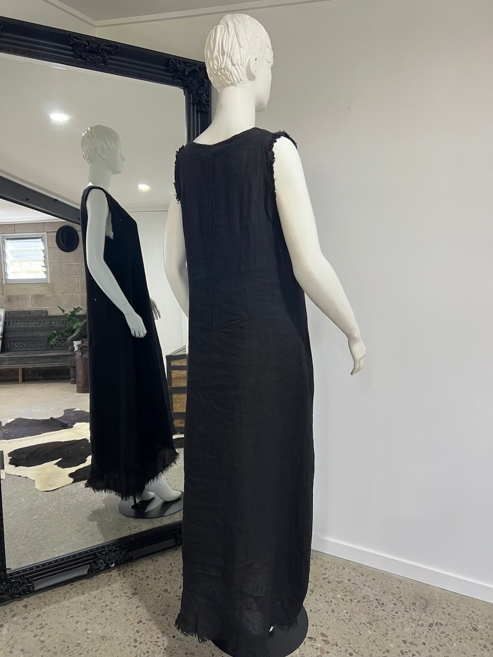 Woman Wearing Linen Dress Sleeveless Raw Edge, Maxi Made in Italy Black - Dress LUXAMORE