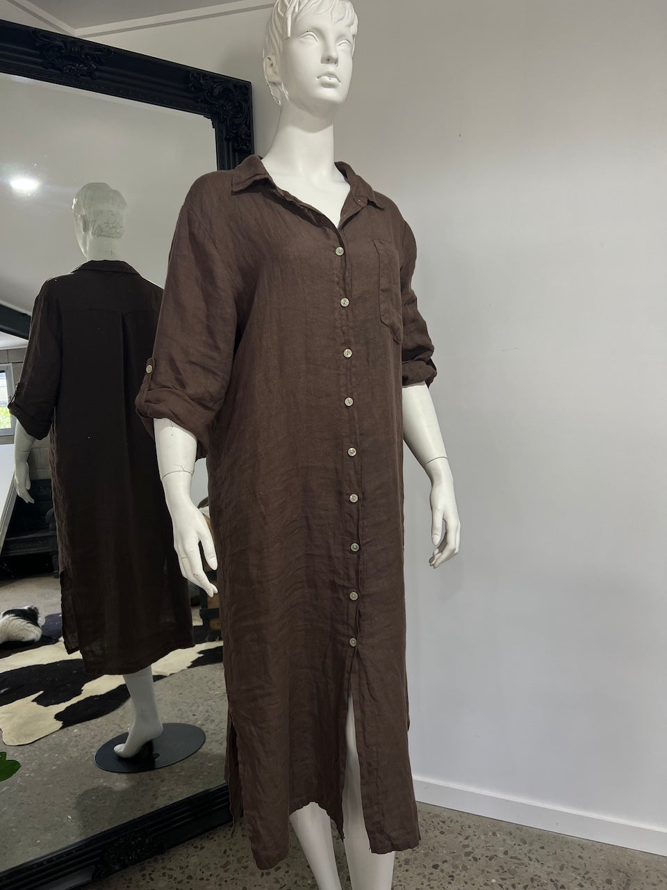 Woman Wearing Linen Shirtdress, Button-Up, Maxi Made in Italy Chocolate - Dress LUXAMORE