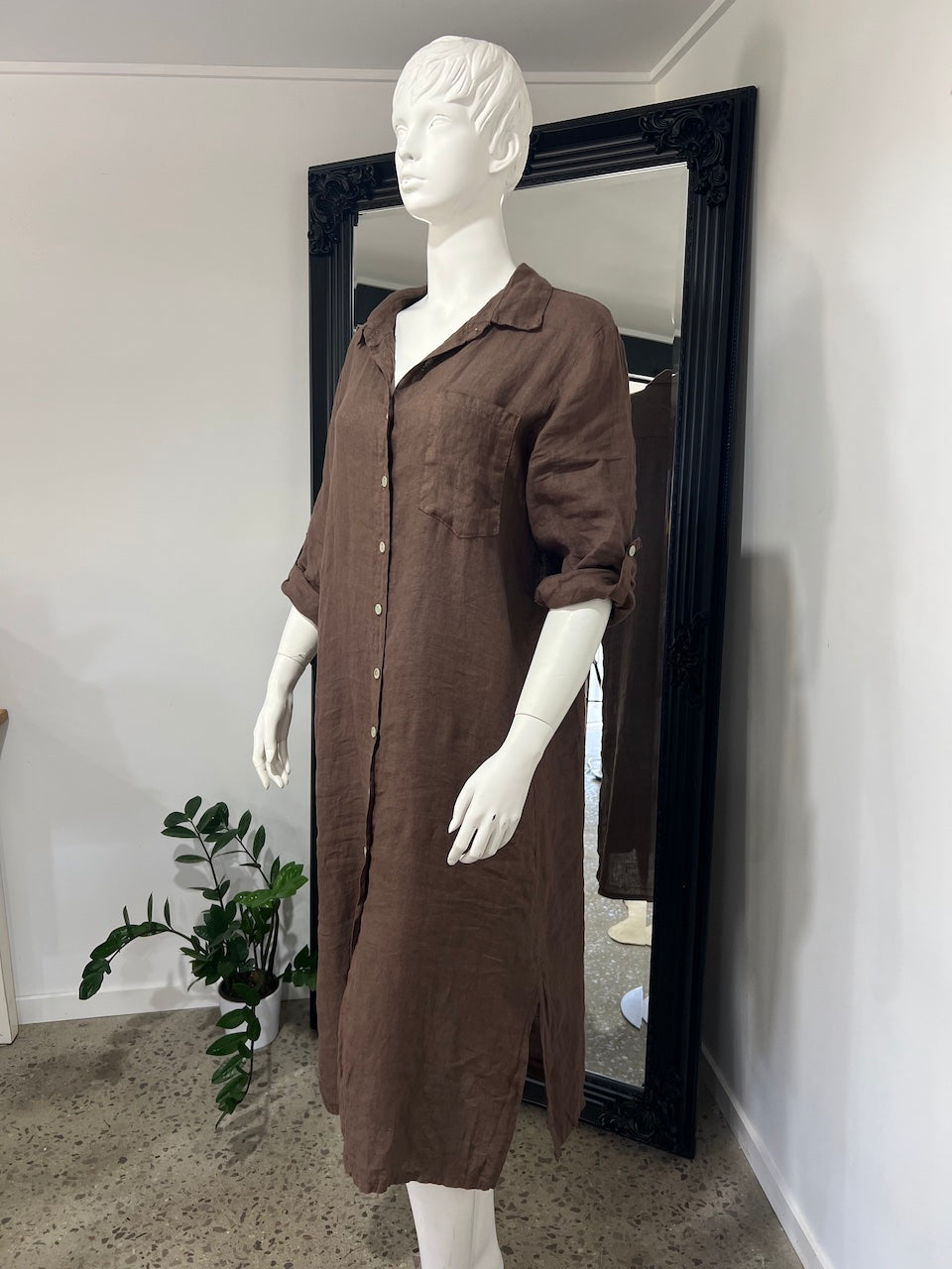 Woman Wearing Linen Shirtdress, Button-Up, Maxi Made in Italy Chocolate - Dress LUXAMORE