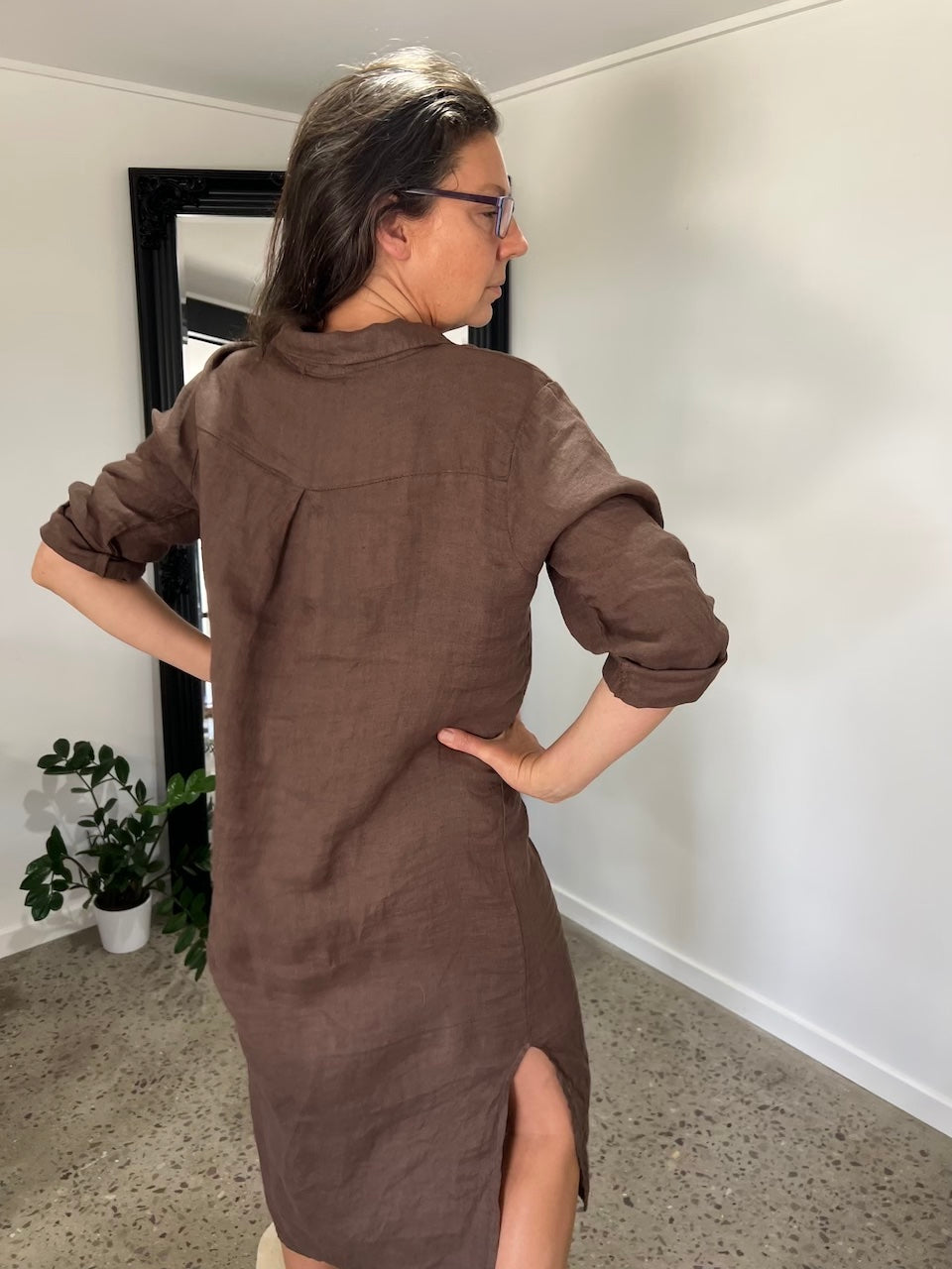 Woman Wearing Linen Shirtdress, Button-Up, Maxi Made in Italy Chocolate - Dress LUXAMORE