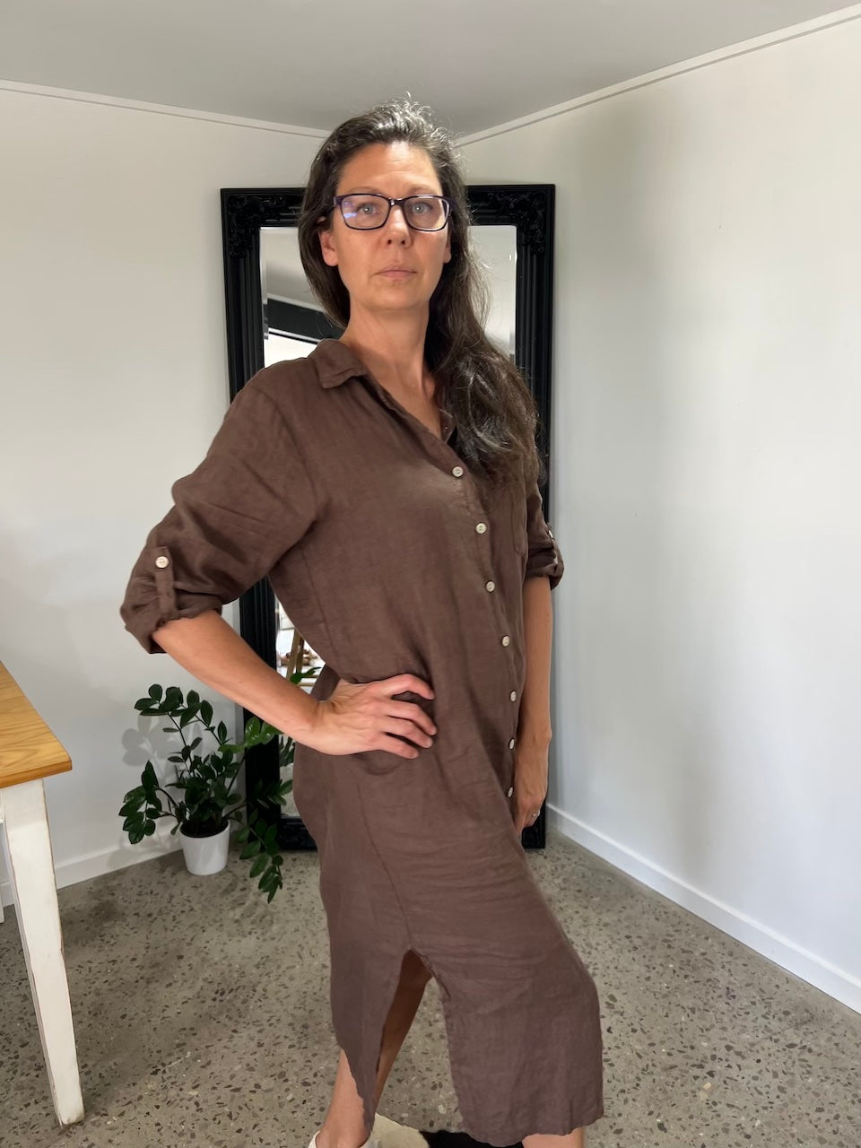 Woman Wearing Linen Shirtdress, Button-Up, Maxi Made in Italy Chocolate - Dress LUXAMORE