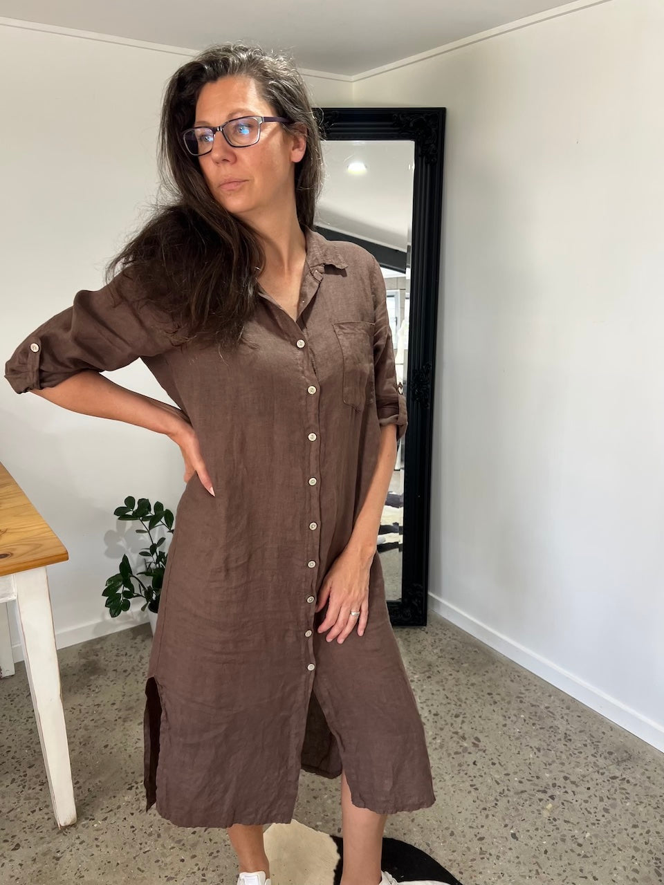 Woman Wearing Linen Shirtdress, Button-Up, Maxi Made in Italy Chocolate - Dress LUXAMORE
