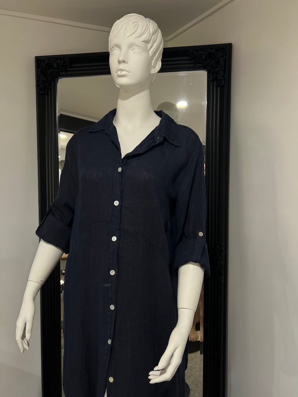 Woman Wearing Linen Shirtdress, Button-Up, Maxi Made in Italy Navy - Dress LUXAMORE