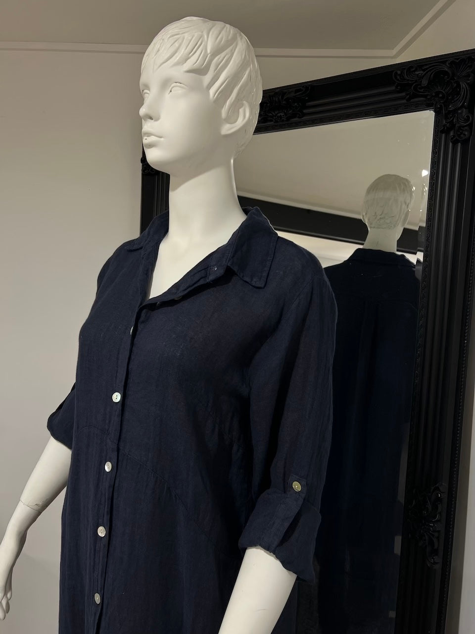 Woman Wearing Linen Shirtdress, Button-Up, Maxi Made in Italy Navy - Dress LUXAMORE