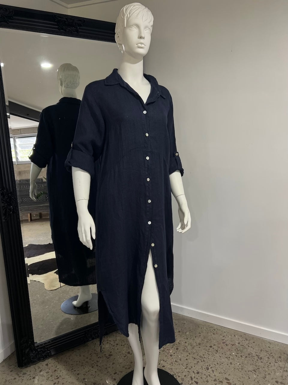 Woman Wearing Linen Shirtdress, Button-Up, Maxi Made in Italy Navy - Dress LUXAMORE