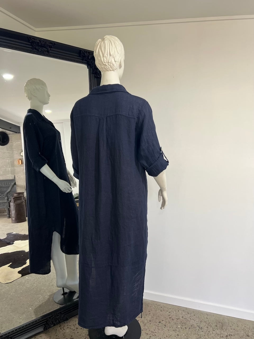Woman Wearing Linen Shirtdress, Button-Up, Maxi Made in Italy Navy - Dress LUXAMORE