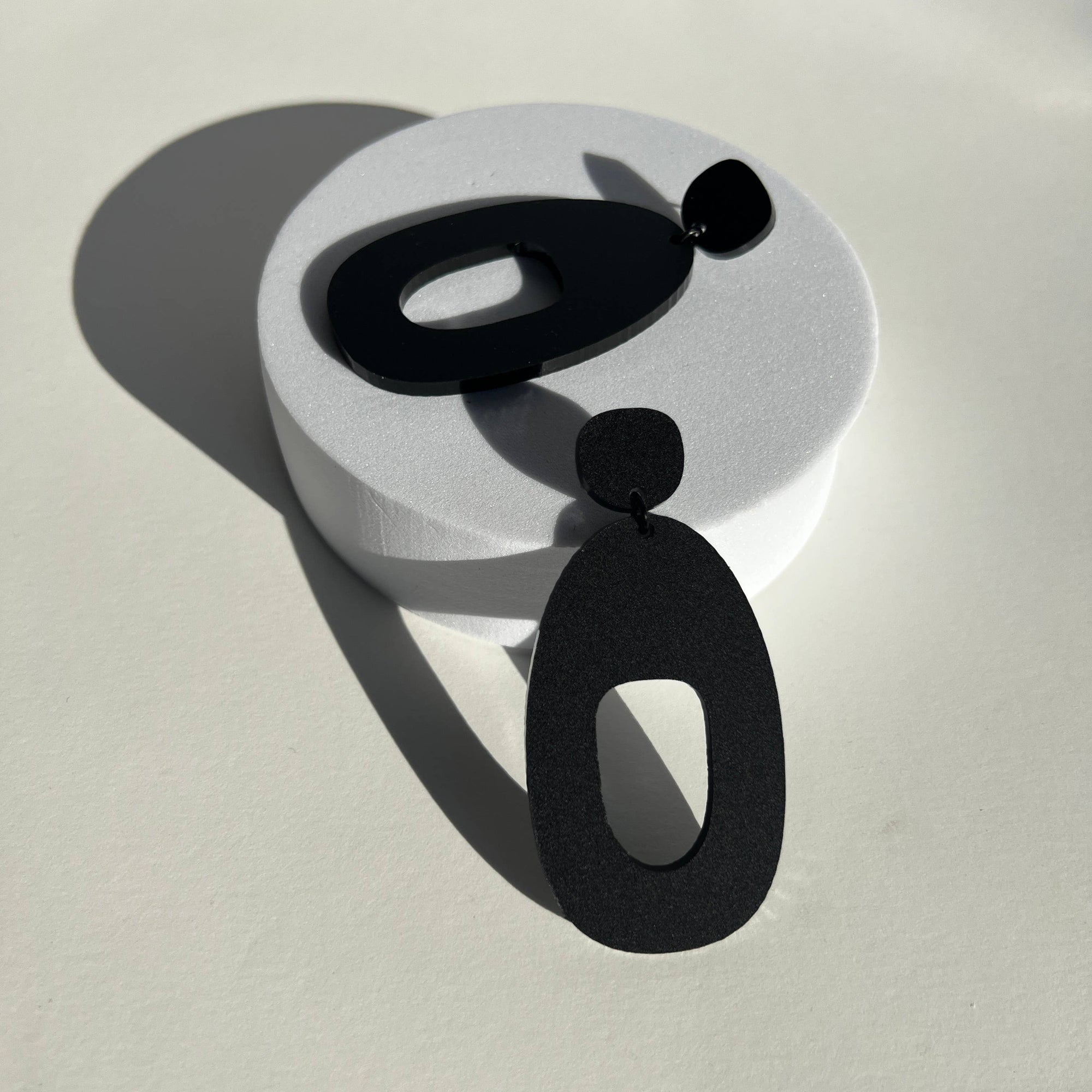 Woman Wearing Mingled Soko Large Matte Black Statement Earrings - Earings LUXAMORE