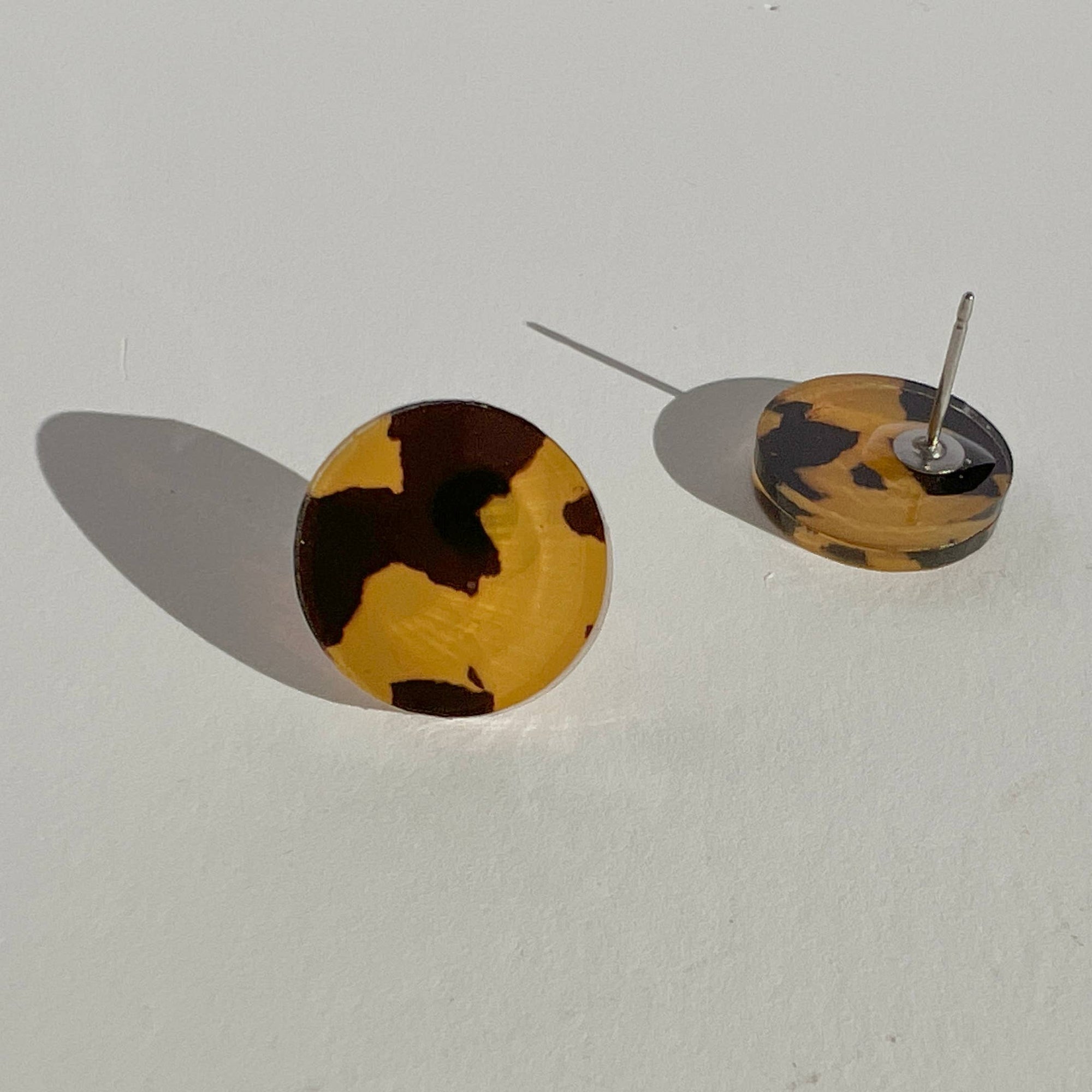 Woman Wearing Mingled Tortoise Shell Round Stud Earrings - 15mm - Earings LUXAMORE