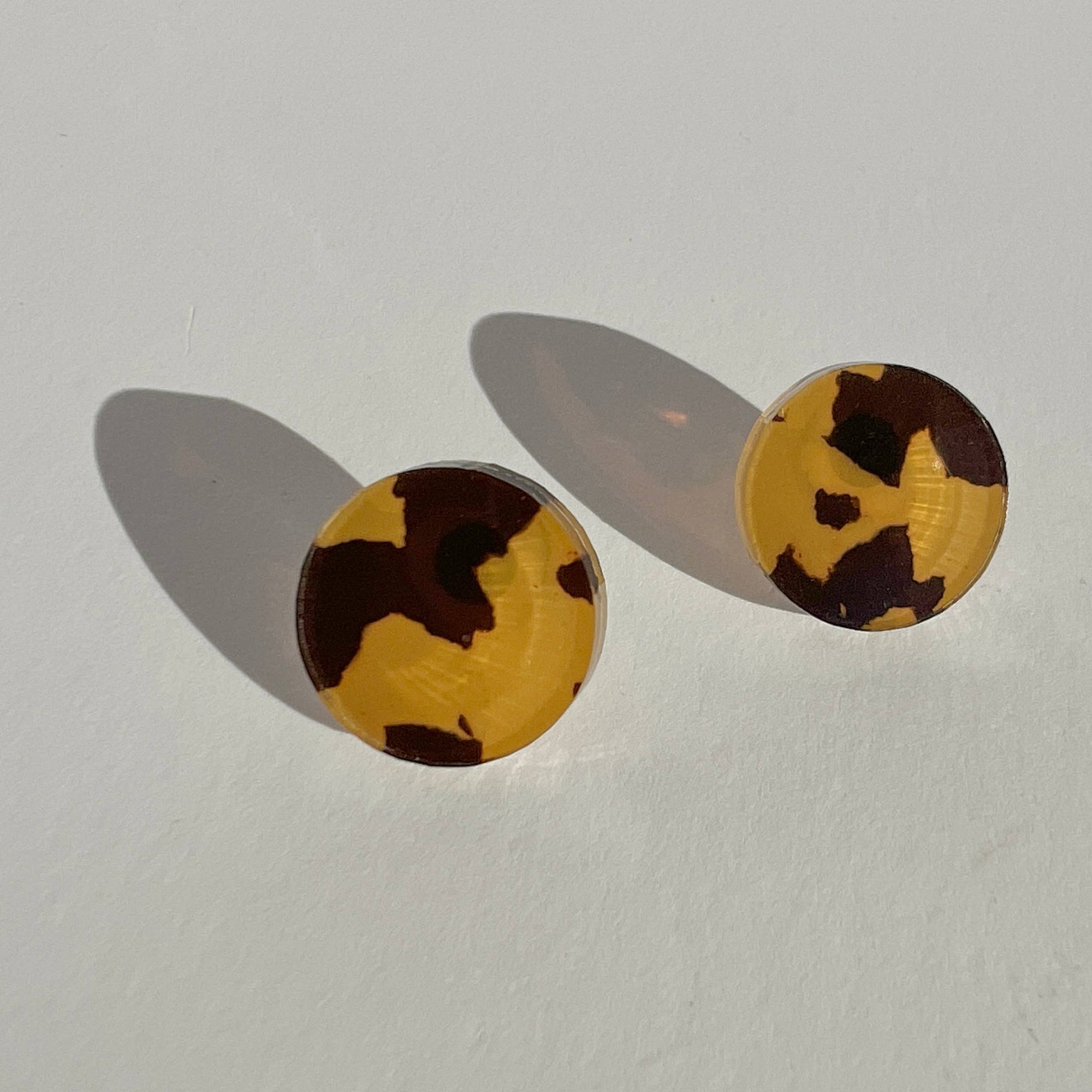 Woman Wearing Mingled Tortoise Shell Round Stud Earrings - 15mm - Earings LUXAMORE