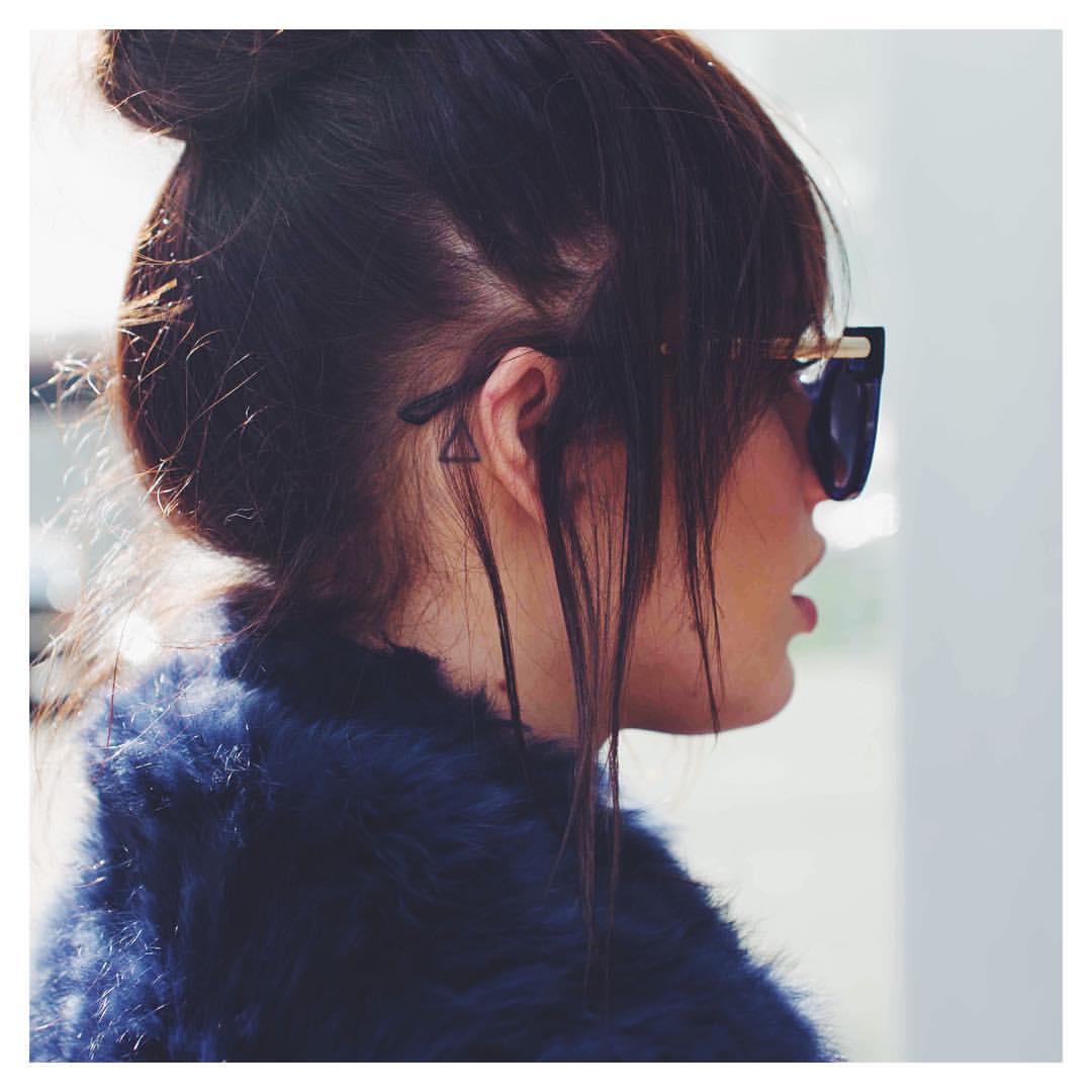 Woman Wearing Mode & Affaire Collier Fur Vest - Ink -  LUXAMORE