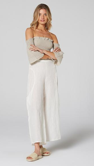 Woman Wearing Estilo Emporio Fiorella Top - Natural - Tops LUXAMORE